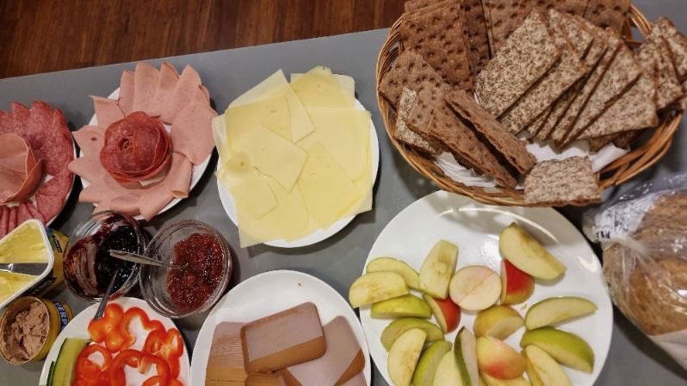 Et bord fullt av mat