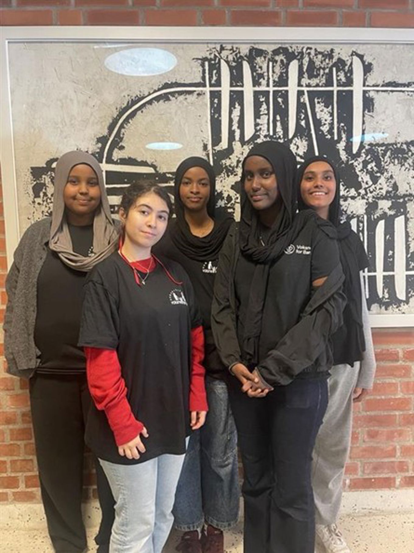 en gruppe mennesker som poserer for et bilde