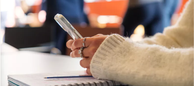 en hånd som holder en penn