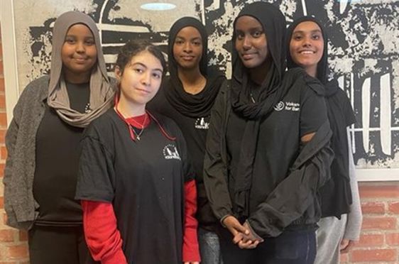 en gruppe mennesker som poserer for et bilde