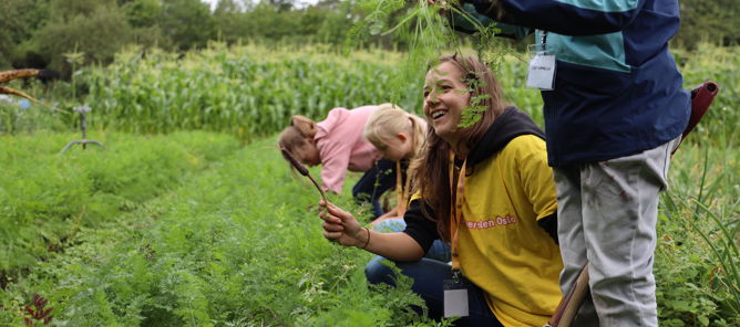 Noen få personr som jobber i et felt