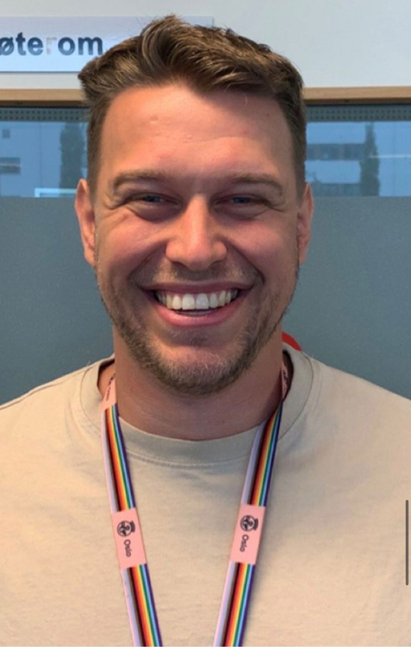 en person som smiler til kameraet en person som smiler til kameraet