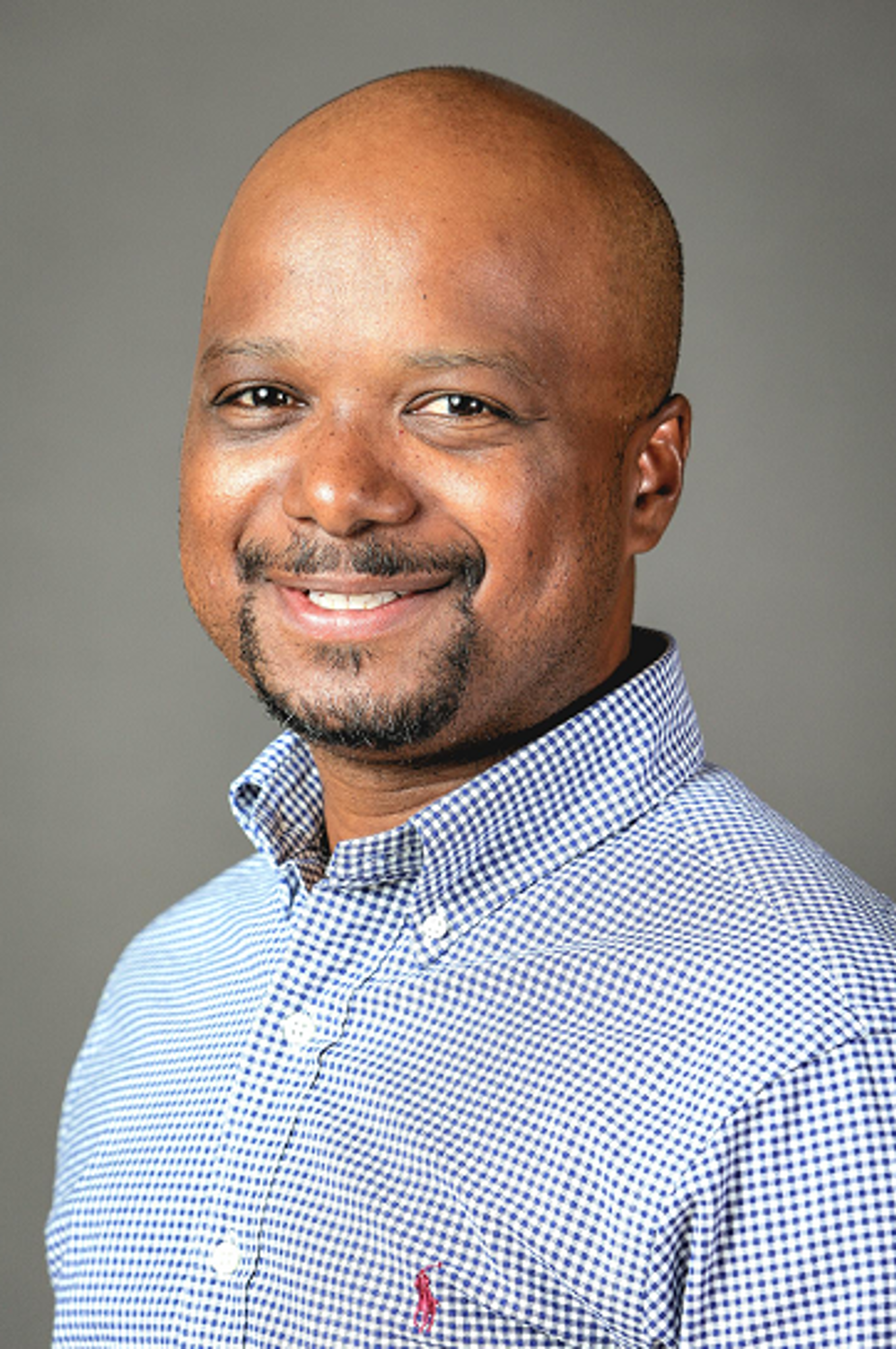 en person som smiler til kameraet