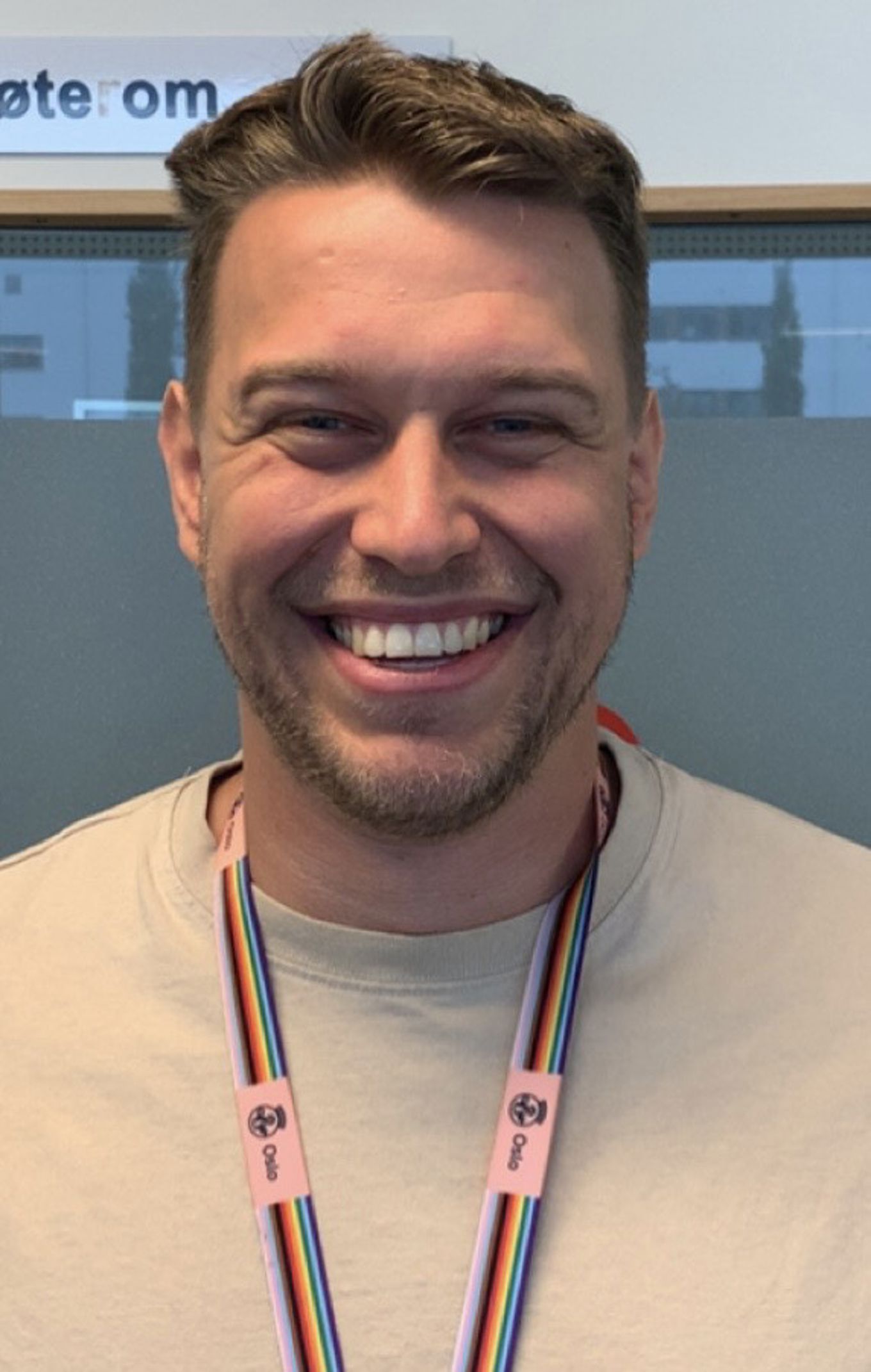 en person som smiler til kameraet