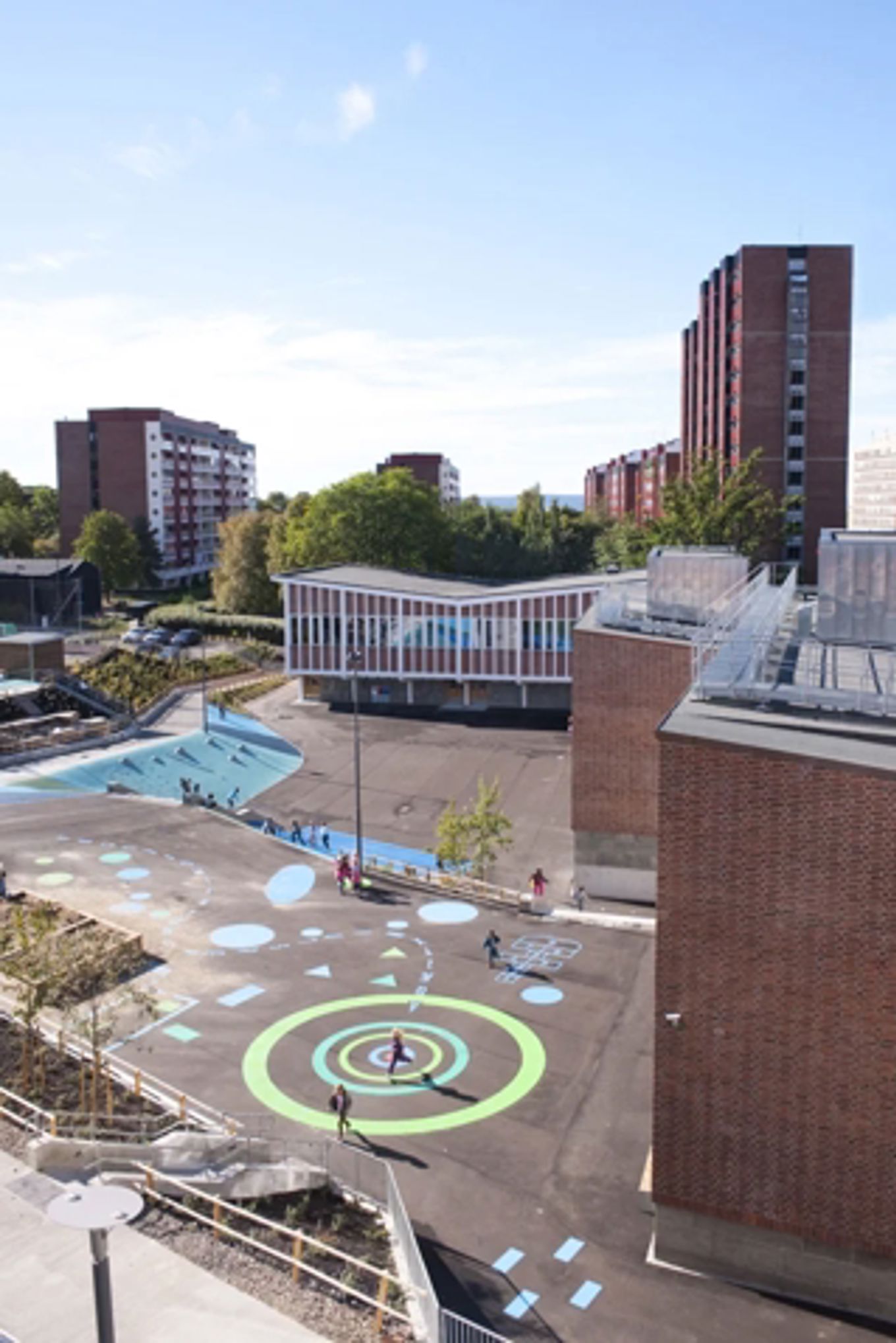 en stor gårdsplass med svømmebasseng